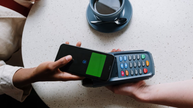 Apple Tap-to-Pay Vulnerability Demonstrated on Video as YouTuber Steals $10,000 From a Locked iPhone