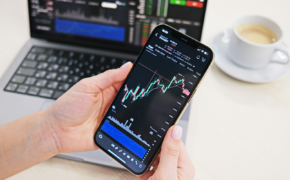 Bitcoin Steadies Around $75,800 as Institutional Buying Supports Recovery