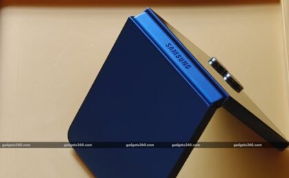 Samsung Galaxy Z Flip 8 Tipped to Feature ‘Crease Free’ Display, Slightly Revised Dimensions