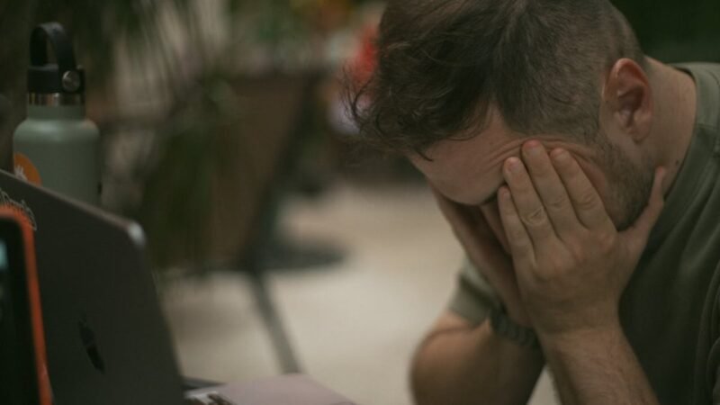 US man shares heartbreaking post after entire family gets laid off, Reddit offers advice