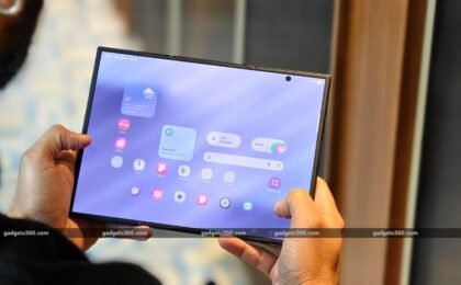 Samsung Patent Document Hints at Galaxy Smartphone With Expanding Display, Movable Camera System