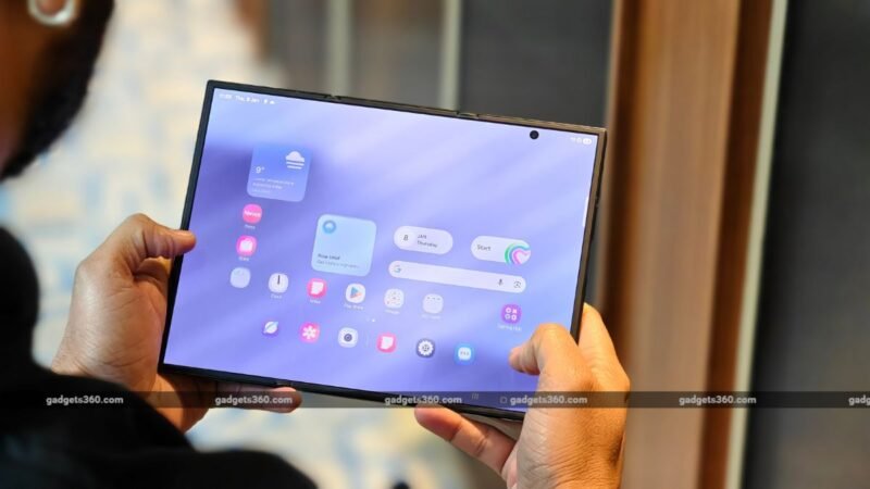 Samsung Patent Document Hints at Galaxy Smartphone With Expanding Display, Movable Camera System