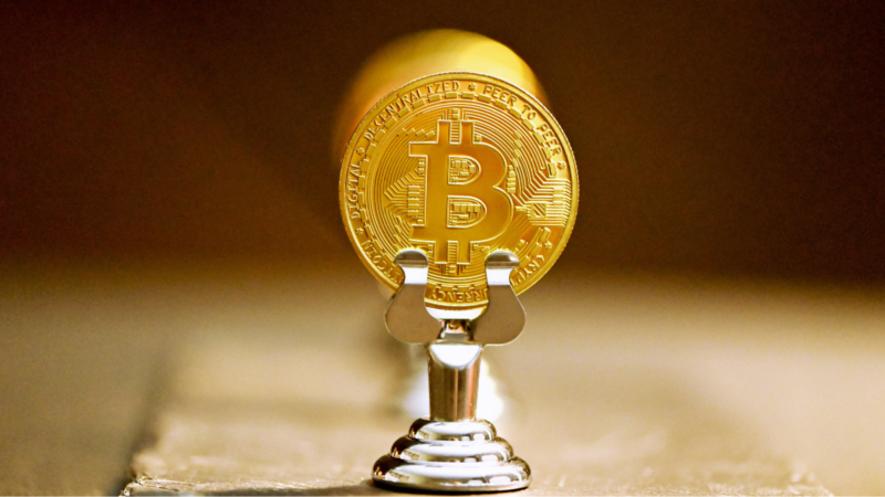 Bitcoin Slips Toward $62,000 Mark as US Tech Stock Selloff Dampens Risk Appetite