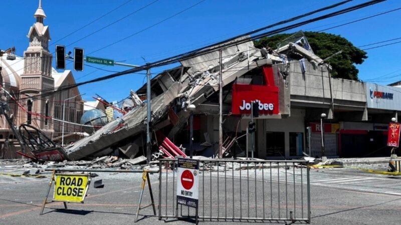 3 killed as powerful 7.8-magnitude earthquake strikes Philippines; tsunami waves recorded